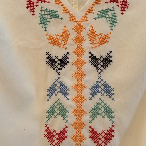 Adorable size medium sleeveless blouse with cross stitching, and fringe - Picture 2 of 4
